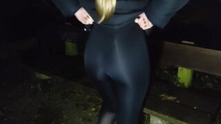 От первого лица Два подростка не могут устоять перед тем, чтобы трахнуться на общественной скамейке по дороге домой из спортивного клуба порно